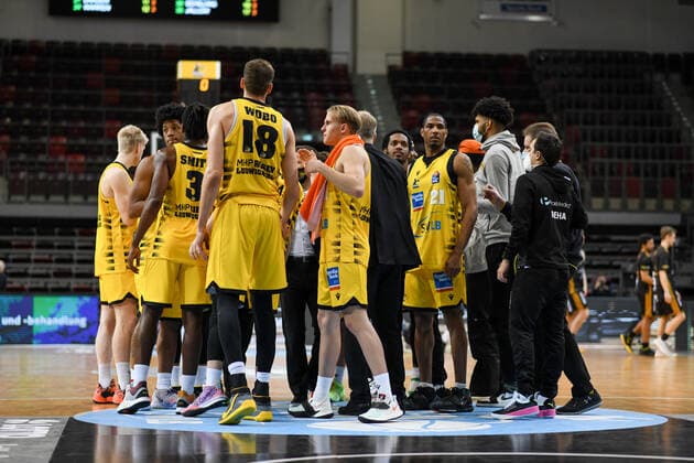 Jonas Wohlfarth Bottermann MHP Riesen Ludwigsburg , Lukas Herzog MHP Riesen Ludwigsburg and team celebrate victory in the circle, GER, MHP Riesen Ludwigsburg vs Basketball Loewen Braunschweig, 10 02 2021, 17 matchday easycredit Basketball Bundesliga, season 2020 2021 GER, MHP Riesen Ludwigsburg vs Basketball Loewen Braunschweig, 10 02 2021, 17 matchday easycredit Basketball Bundesliga, season 2020 2021 Ludwigsburg Copyright: xEibnerxPressefoto MichaelxMemmlerx EP_MMR