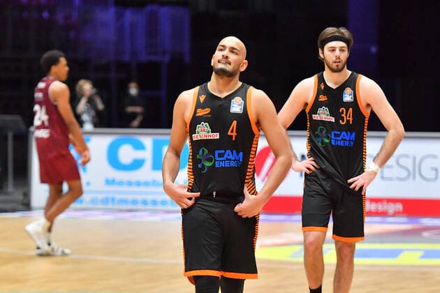 Chemnitz, Germany 10 February 2021 BBL 2020 2021 Niners Chemnitz vs Rasta Vechta v li Stefan Peno Vechta , Jesse Hunt Vechta , Copyright: xFotostandx xDostmannx