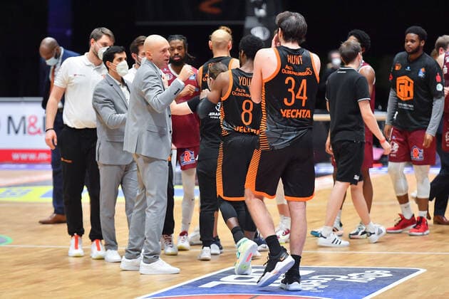 Chemnitz, Germany 10 February 2021 BBL 2020 2021 Niners Chemnitz vs Rasta Vechta Handshake from l to r Coach Rodrigo Pastore Chemnitz , Josh Young Vechta , Jesse Hunt Vechta , Copyright: xFotostandx xDostmannx