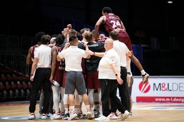 easycredit BBL season 2020 2021 17 matchday on 10 2 2021 NINERS Chemnitz vs RASTA Vechta joy of victory at the team of Chemnitz George King 24 jumps on top of the huddle fair Chemnitz