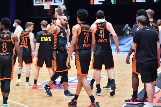 Chemnitz, Germany 10 February 2021 BBL 2020 2021 Niners Chemnitz vs Rasta Vechta Handshake from l to r Stefan Peno Vechta , Jordan Barnett Vechta , Copyright: xFotostandx xDostmannx
