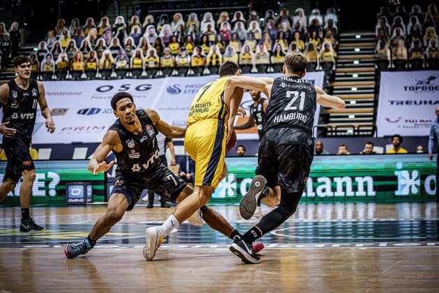 Basketball Oldenburg 10 02 2021 Season 2020 2021 easyCredit BBL 17 Matchday EWE Baskets Hamburg Towers Basketball Oldenburg 10 02 2021 Season 2020 2021 easyCredit BBL 17 Matchday EWE Baskets Hamburg Towers 7 Kameron Taylor, Towers Hamburg 7, Sebastian Herrera, EWE Baskets Oldenburg 21 Justus Hollatz, Towers Hamburg editorial use only commercial use only by arrangement with the photographer Oldenburg Germany