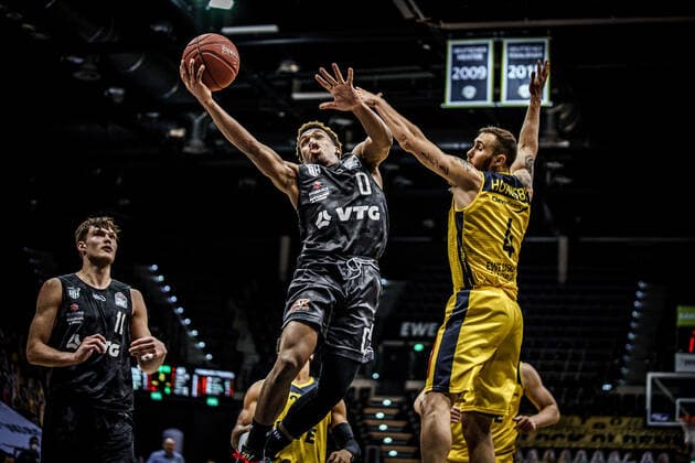 Basketball Oldenburg 10 02 2021 Season 2020 2021 easyCredit BBL 17 Matchday EWE Baskets Hamburg Towers Basketball Oldenburg 10 02 2021 Season 2020 2021 easyCredit BBL 17 Matchday EWE Baskets Hamburg Towers 55, Phil Pressey, EWE Baskets Oldenburg T 0 TJ Shorts, Towers Hamburg editorial use only commercial use only by arrangement with the photographer Oldenburg Germany