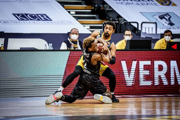 Basketball Oldenburg 10 02 2021 Season 2020 2021 easyCredit BBL 17 Matchday EWE Baskets Hamburg Towers Basketball Oldenburg 10 02 2021 Season 2020 2021 easyCredit BBL 17 Matchday EWE Baskets Hamburg Towers 55, Phil Pressey, EWE Baskets Oldenburg T 0 TJ Shorts, Towers Hamburg editorial use only commercial use only by arrangement with the photographer Oldenburg Germany