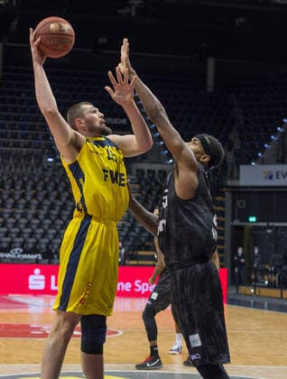 GER, Basketball, EWE Baskets Oldenburg vs Hamburg Towers 10 02 2021, EWE Arena, Oldenburg, GER, easy Credit BBL, EWE Baskets Oldenburg vs Hamburg Towers, in picture Nathan BOOTHE EWE Baskets Oldenburg 45 Terry ALLEN Hamburg Towers 25 nordphotoxRojahn nph00310