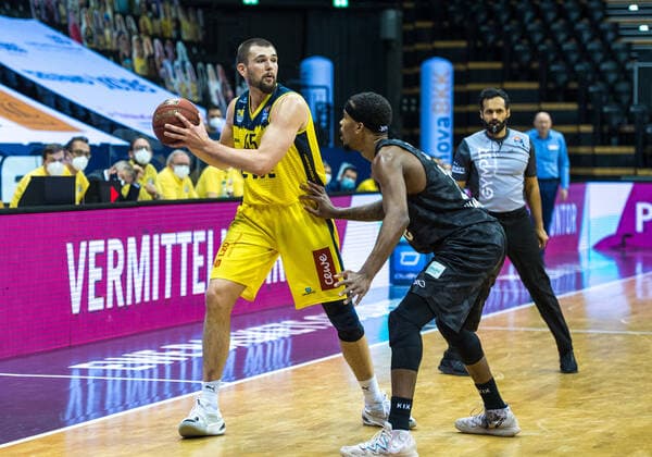 GER, Basketball, EWE Baskets Oldenburg vs Hamburg Towers 10 02 2021, EWE Arena, Oldenburg, GER, easy Credit BBL, EWE Baskets Oldenburg vs Hamburg Towers, in picture Nathan BOOTHE EWE Baskets Oldenburg 45 Terry ALLEN Hamburg Towers 25 nordphotoxRojahn nph00310