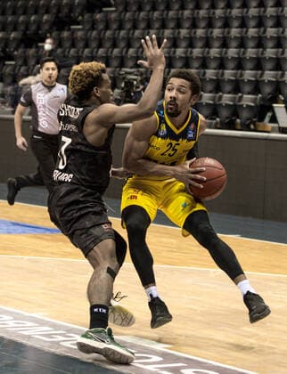 GER, Basketball, EWE Baskets Oldenburg vs Hamburg Towers 10 02 2021, EWE Arena, Oldenburg, GER, easy Credit BBL, EWE Baskets Oldenburg vs Hamburg Towers, in picture Phil PRESSEY EWE Baskets Oldenburg 25 TJ SHORTS Hamburg Towers 0 nordphotoxRojahn nph00310