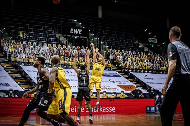 Basketball Oldenburg 10 02 2021 Season 2020 2021 easyCredit BBL 17 Matchday EWE Baskets Hamburg Towers Basketball Oldenburg 10 02 2021 Season 2020 2021 easyCredit BBL 17 Matchday EWE Baskets Hamburg Towers 4, Keith Hornsby, EWE Baskets Oldenburg with the buzzer beater to win editorial use only commercial use only by arrangement with the photographer Oldenburg Germany