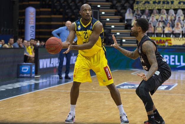 GER, Basketball, EWE Baskets Oldenburg vs Hamburg Towers 10 02 2021, EWE Arena, Oldenburg, GER, easy Credit BBL, EWE Baskets Oldenburg vs Hamburg Towers, in picture Rickey PAULDING EWE Baskets Oldenburg 23 Bryce TAYLOR Hamburg Towers 44 nordphotoxRojahn nph00310