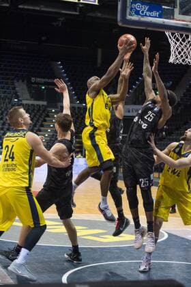 GER, Basketball, EWE Baskets Oldenburg vs Hamburg Towers 10 02 2021, EWE Arena, Oldenburg, GER, easy Credit BBL, EWE Baskets Oldenburg vs Hamburg Towers, in picture Rickey PAULDING EWE Baskets Oldenburg 23 Terry ALLEN Hamburg Towers 25 nordphotoxRojahn nph00310