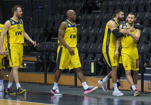 GER, Basketball, EWE Baskets Oldenburg vs Hamburg Towers 10 02 2021, EWE Arena, Oldenburg, GER, easy Credit BBL, EWE Baskets Oldenburg vs Hamburg Towers, in the picture the hero Keith HORNSBY EWE Baskets Oldenburg 4 is celebrated by Martin BREUNING EWE Baskets Oldenburg 12 Phil PRESSEY EWE Baskets Oldenburg 25 Rickey PAULDING EWE Baskets Oldenburg 23 and Philipp SCHWETHELM EWE Baskets Oldenburg 33 nordphotoxRojahn nph00310
