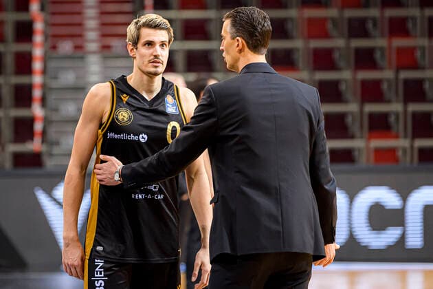 Ludwigsburg, Germany 10 February 2021 BBL 20 21 MHP Riesen Ludwigsburg vs Basketball Loewen Braunschweig Lukas Wank Braunschweig , Headcoach Pete Strobl Braunschweig dissatisfied disappointed disappointed dejected frustrated, Ludwigsburg MHP Arena Baden Württemberg Germany