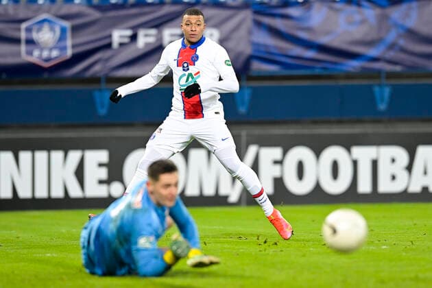 Fußball, Coupe de France, SM Caen - Paris St. Germain Kylian Mbappe (PSG) vs Sullivan Pean (Caen) FOOTBALL : SM Caen vs PSG - 1 32 de Finale - Coupe de France - 10 02 2021 JBAutissier Panoramic 