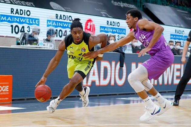 17 Matchday of the easyCredit BBL Basketball Bundesliga at Oberfrankenhalle in Bayreuth Bavaria Germany Season 2020 2021 Medi Bayreuth vs BG Goettingen Frank Bartley Medi Bayreuth 24 left Aubrey Dawkins BG Goettingen 24 right