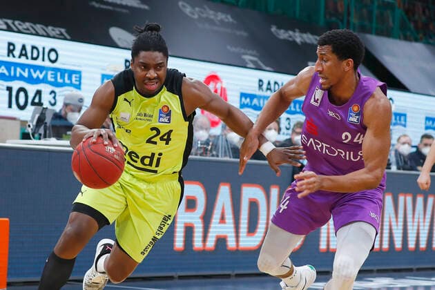 17 Matchday of the easyCredit BBL Basketball Bundesliga at Oberfrankenhalle in Bayreuth Bavaria Germany Season 2020 2021 Medi Bayreuth vs BG Goettingen Frank Bartley Medi Bayreuth 24 left Aubrey Dawkins BG Goettingen 24 right