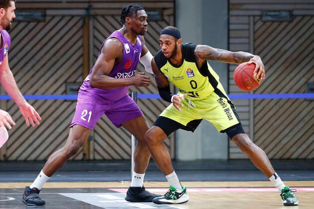 17 Matchday of the easyCredit BBL Basketball Bundesliga at Oberfrankenhalle in Bayreuth Bavaria Germany Season 2020 2021 Medi Bayreuth vs BG Goettingen Dererk Pardon Medi Bayreuth 0 right Tai Odiase BG Goettingen 21 left