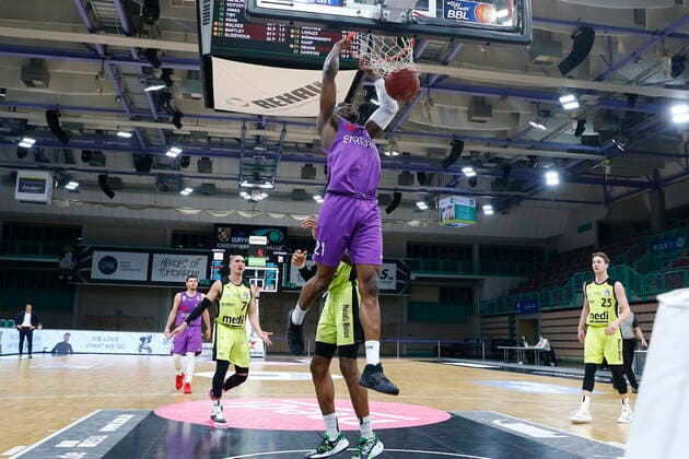 17 Matchday of the easyCredit BBL Basketball Bundesliga at Oberfrankenhalle in Bayreuth Bavaria Germany Season 2020 2021 Medi Bayreuth vs BG Goettingen Dererk Pardon Medi Bayreuth 0 right Tai Odiase BG Goettingen 21 left