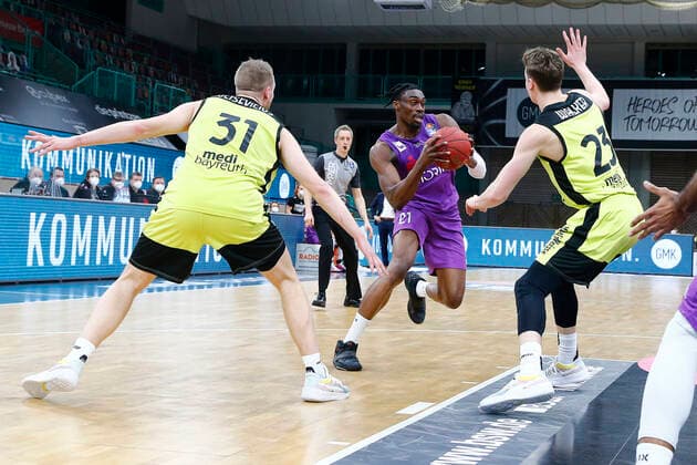 17 Matchday of the easyCredit BBL Basketball Bundesliga at Oberfrankenhalle in Bayreuth Bavaria Germany Season 2020 2021 Medi Bayreuth vs BG Goettingen Osvaldas Olisevicius Medi Bayreuth 31 left David Walker Medi Bayreuth23 right Tai Odiase BG Goettingen 21 center