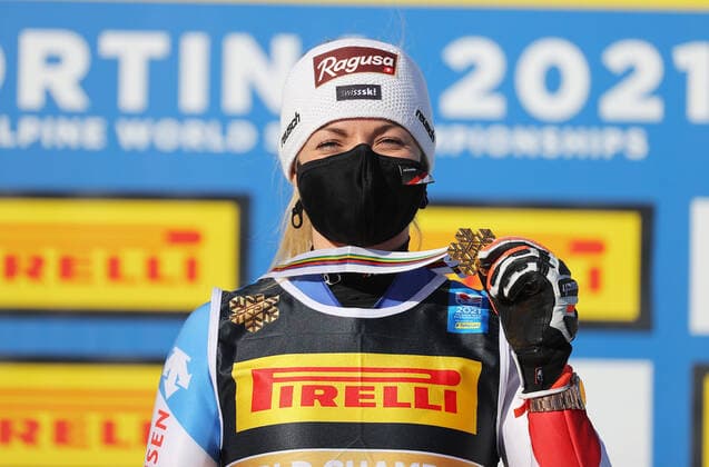 Bilder des Jahres 2021, Sport 02 Februar Sport Themen der Woche KW06 Sport Bilder des Tages ALPINE SKIING - FIS World Ski Championships Cortina D Ampezzo CORTINA D AMPEZZO,ITALY,11.FEB.21 - ALPINE SKIING - FIS Alpine World Ski Championships, Super G, ladies, award ceremony. Image shows Lara Gut-Behrami (SUI). Keywords: medal. GEPAxpictures xThomasxBachun