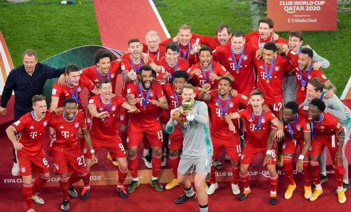 Bilder des Jahres 2021, Sport 02 Februar Sport Themen der Woche KW06 Sport Bilder des Tages (210212) -- DOHA, Feb. 12, 2021 -- Bayern s goalkeeper Manuel Neuer (front) holds up the trophy as players of Bayern Munich celebrate with the trophy after winning the FIFA Club World final match between Germany s Bayern Munich and Mexico s Tigres Uanl at the Education City Stadium in Doha, Qatar, Feb. 11, 2021. (Photo by Xinhua) (SP)QATAR-DOHA-FIFA CLUB WORLD CUP-BAYERN MUNICH VS TIGERS UANL Nikku 