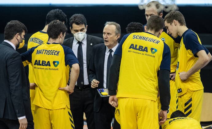12 02 21, Berlin, Basketball, 1 Bundesliga, easyCredit BBL, Hauptrunde, 18 Spieltag, Mercedes Benz Arena ALBA Berlin medi Bayreuth ALBAs Head Coach Aito Garcia Reneses stands next to Co Coach Israel Gonzalez in the circle of his players ALBA Berlin medi Bayreuth