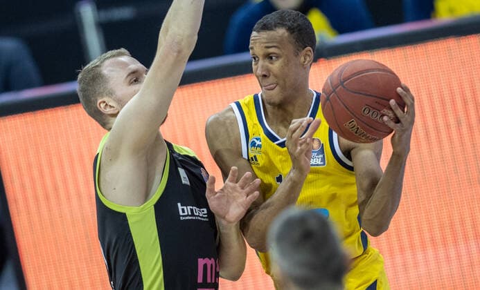 12 02 21, Berlin, Basketball, 1 Bundesliga, easyCredit BBL, Hauptrunde, 18 Spieltag, Mercedes Benz Arena ALBA Berlin medi Bayreuth Osvaldas Olisevicius l of medi Bayreuth fights against ALBAs Louis Olinde for the ball ALBA Berlin medi Bayreuth