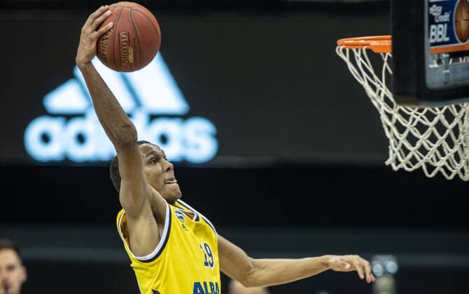 12 02 21, Berlin, Basketball, 1 Bundesliga, easyCredit BBL, Hauptrunde, 18 Spieltag, Mercedes Benz Arena ALBA Berlin medi Bayreuth ALBAs Louis Olinde throws the ball into the basket ALBA Berlin medi Bayreuth
