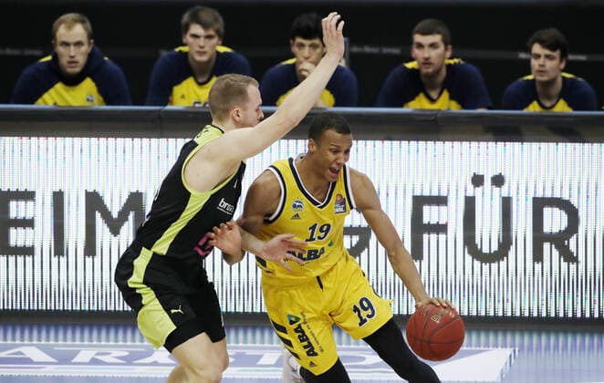 Osvaldas Olisevicius, Louis Olinde action game scene duel sports basketball BBL Bundesliga men season 2020 2021 12 02 2021 ALBA Berlin vs medi Bayreuth