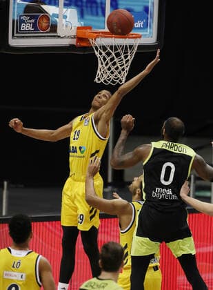 Louis Olinde, Dererk Pardon action game scene duel sport basketball BBL Bundesliga men season 2020 2021 12 02 2021 ALBA Berlin vs medi Bayreuth