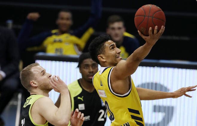 Osvaldas Olisevicius, Maodo Lo action game scene duel sports basketball BBL Bundesliga men season 2020 2021 12 02 2021 ALBA Berlin vs medi Bayreuth