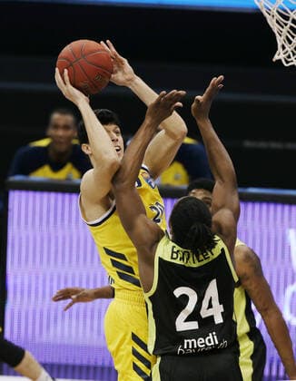 Simone Fontecchio, Frank Bartley action game scene duel sports basketball BBL Bundesliga men season 2020 2021 12 02 2021 ALBA Berlin vs medi Bayreuth