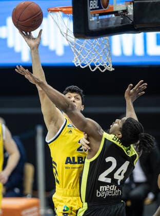 12 02 21, Berlin, Basketball, 1 Bundesliga, easyCredit BBL, Hauptrunde, 18 Spieltag, Mercedes Benz Arena ALBA Berlin medi Bayreuth ALBAs Simone Fontecchio l jumps to the basket against Frank Bartley of medi Bayreuth ALBA Berlin medi Bayreuth