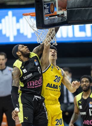 12 02 21, Berlin, Basketball, 1 Bundesliga, easyCredit BBL, Hauptrunde, 18 Spieltag, Mercedes Benz Arena ALBA Berlin medi Bayreuth Dererk Pardon of medi Bayreuth jumps to the basket against ALBAs Simone Fontecchio r ALBA Berlin medi Bayreuth
