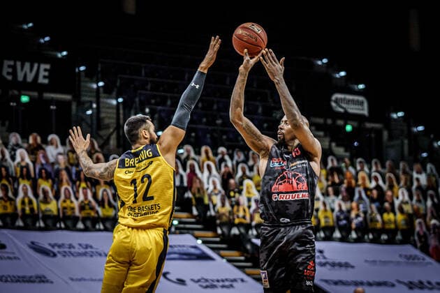 Basketball Oldenburg 12 02 2021 Season 2020 2021 easyCredit BBL 18 Matchday EWE Baskets JobStairs GIESSEN 46ers Basketball Oldenburg 12 02 2021 Season 2020 2021 easyCredit BBL 18 Matchday EWE Baskets JobStairs GIESSEN 46ers 12, Martin Breunig, EWE Baskets Oldenburg Brandon Bowman, No 15 editorial use only commercial use only by arrangement with the photographer Oldenburg Germany