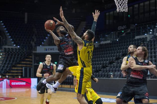 GER, Basketball, EWE Baskets Oldenburg vs JobStairs Giessen 46ers 12 02 2021, EWE Arena, Oldenburg, GER, easy Credit BBL, EWE Baskets Oldenburg vs JobStairs Giessen 46ers, in picture Jonathan STARK Jobstairs Giessen 46ers 1 Martin BREUNING EWE Baskets Oldenburg 12 John BRYANT Jobstairs Giessen 46ers 54 Nathan BOOTHE EWE Baskets Oldenburg 45 nordphotoxRojahn nph00310