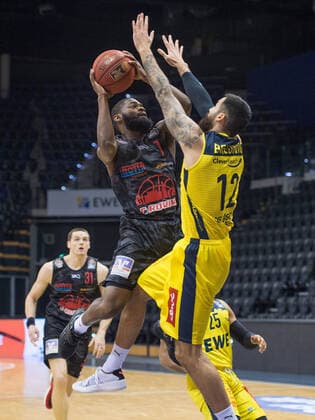 GER, Basketball, EWE Baskets Oldenburg vs JobStairs Giessen 46ers 12 02 2021, EWE Arena, Oldenburg, GER, easy Credit BBL, EWE Baskets Oldenburg vs JobStairs Giessen 46ers, in picture Jonathan STARK Jobstairs Giessen 46ers 1 Martin BREUNING EWE Baskets Oldenburg 12 nordphotoxRojahn nph00310