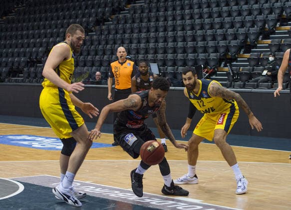 GER, Basketball, EWE Baskets Oldenburg vs JobStairs Giessen 46ers 12 02 2021, EWE Arena, Oldenburg, GER, easy Credit BBL, EWE Baskets Oldenburg vs JobStairs Giessen 46ers, in picture Diante GARRETT Jobstairs Giessen 46ers 11 Nathan BOOTHE EWE Baskets Oldenburg 45 Martin BREUNING EWE Baskets Oldenburg 12 nordphotoxRojahn nph00310