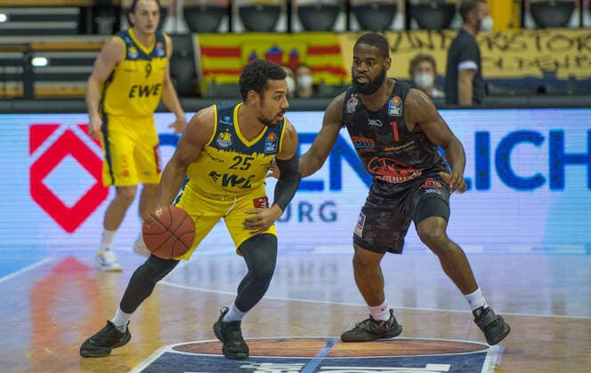 GER, Basketball, EWE Baskets Oldenburg vs JobStairs Giessen 46ers 12 02 2021, EWE Arena, Oldenburg, GER, easy Credit BBL, EWE Baskets Oldenburg vs JobStairs Giessen 46ers, in picture Phil PRESSEY EWE Baskets Oldenburg 25 Jonathan STARK Jobstairs Giessen 46ers 1 nordphotoxRojahn nph00310