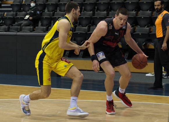 GER, Basketball, EWE Baskets Oldenburg vs JobStairs Giessen 46ers 12 02 2021, EWE Arena, Oldenburg, GER, easy Credit BBL, EWE Baskets Oldenburg vs JobStairs Giessen 46ers, in picture Scottie JAMES Jr Jobstairs Giessen 46ers 31 Sebastian HERRERA EWE Baskets Oldenburg 7 nordphotoxRojahn nph00310