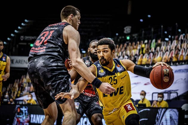 Basketball Oldenburg 12 02 2021 Season 2020 2021 easyCredit BBL 18 Matchday EWE Baskets JobStairs GIESSEN 46ers Basketball Oldenburg 12 02 2021 Season 2020 2021 easyCredit BBL 18 Matchday EWE Baskets JobStairs GIESSEN 46ers 31, SCOTTIE JAMES JR, JobStairs GIESSEN 46ers 55, Phil Pressey, EWE Baskets Oldenburg T editorial use only commercial use only by arrangement with the photographer Oldenburg Germany
