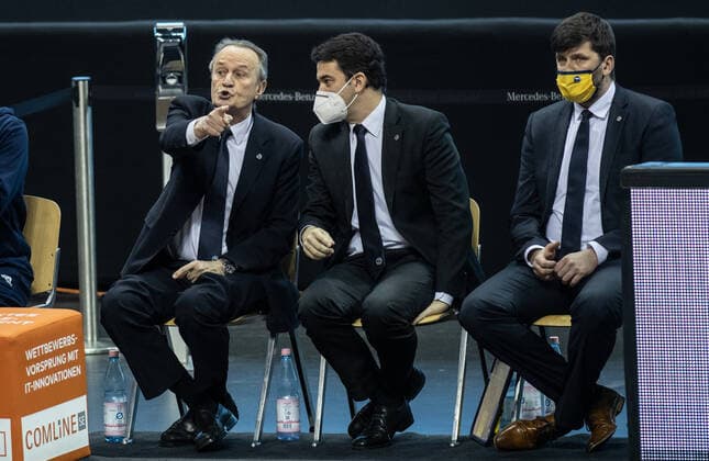 12 02 21, Berlin, Basketball, 1 Bundesliga, easyCredit BBL, Hauptrunde, 18 Spieltag, Mercedes Benz Arena ALBA Berlin medi Bayreuth ALBAs Head Coach Aito Garcia Reneses l r gesticulates next to Co Coach Israel Gonzalez and Sebastian Trzciona ALBA Berlin medi Bayreuth