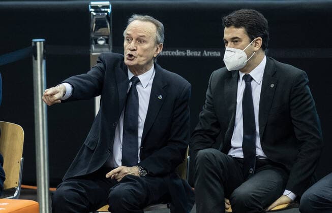 12 02 21, Berlin, Basketball, 1 Bundesliga, easyCredit BBL, Hauptrunde, 18 Spieltag, Mercedes Benz Arena ALBA Berlin medi Bayreuth ALBAs Head Coach Aito Garcia Reneses l gestures next to Co Coach Israel Gonzalez ALBA Berlin medi Bayreuth