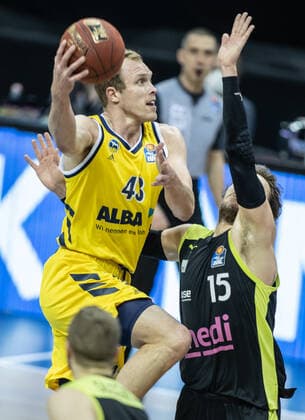 12 02 21, Berlin, Basketball, 1 Bundesliga, easyCredit BBL, Hauptrunde, 18 Spieltag, Mercedes Benz Arena ALBA Berlin medi Bayreuth ALBAs Luke Sikma l fights for the ball against Matthew Tiby of medi Bayreuth ALBA Berlin medi Bayreuth
