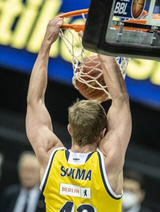 12 02 21, Berlin, Basketball, 1 Bundesliga, easyCredit BBL, Hauptrunde, 18 Spieltag, Mercedes Benz Arena ALBA Berlin medi Bayreuth ALBAs Luke Sikma puts the ball in the basket and hangs on to it ALBA Berlin medi Bayreuth