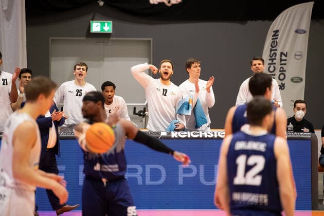 BARMER 2 Basketball Bundesliga ProA season 2020 2021 21 matchday on 12 2 2021 Science City Jena vs Uni Baskets Paderborn Cheers from the players of Jena on the bench after a basket success Sparkassen Arena Jena