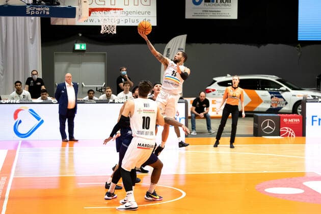 BARMER 2 Basketball Bundesliga ProA Saison 2020 2021 21 Spieltag am 12 2 2021 Science City Jena vs Uni Baskets Paderborn Marcus Darnell Tyus Jena mit dem Korbleger Sparkassen Arena Jena