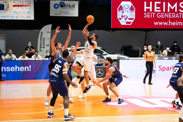 BARMER 2 Basketball Bundesliga ProA Saison 2020 2021 21 Spieltag am 12 2 2021 Science City Jena vs Uni Baskets Paderborn Marcus Darnell Tyus Jena mit dem Korbleger Sparkassen Arena Jena