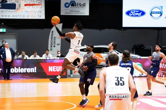 BARMER 2 Basketball Bundesliga ProA season 2020 2021 21 matchday on 12 2 2021 Science City Jena vs Uni Baskets Paderborn Kasey Jamal Hill Jena with the basket Sparkassen Arena Jena