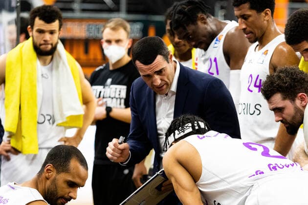 Roel Moors BG Goettingen head coach briefs his team GER, Ratiopharm Ulm vs BG Goettingen, easycredit 1 Bundesliga Basketball,18 matchday, season 2020 21, 12 02 2021 Ratiopharm Ulm vs BG Goettingen, 1 Basketball Bundesliga New Ulm. Copyright: xEibner-Pressefoto RogerxBuerkex EP_EER