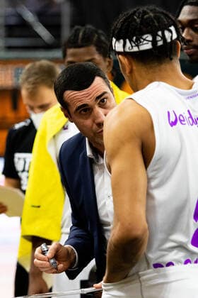 Roel Moors BG Goettingen head coach briefs his team GER, Ratiopharm Ulm vs BG Goettingen, easycredit 1 Bundesliga Basketball,18 matchday, season 2020 21, 12 02 2021 Ratiopharm Ulm vs BG Goettingen, 1 Basketball Bundesliga New Ulm. Copyright: xEibner-Pressefoto RogerxBuerkex EP_EER
